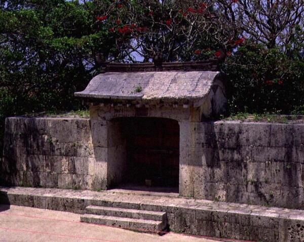 園比屋武御嶽石門｜デイゴと石門