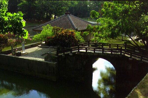 首里城ライトアップ状況｜弁財天堂と天女橋（ライトアップ前）