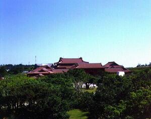 首里城全景|西のアザナ付近の城郭から正殿方面全景のメイン画像