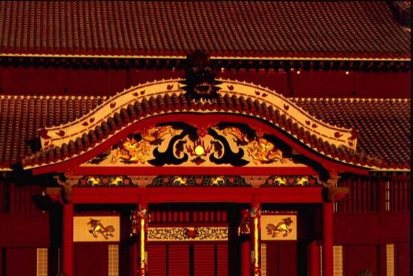 正殿　唐破風｜夕日の中の唐破風