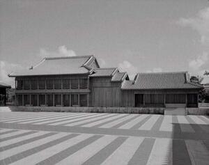 南殿・番所|広福門側より斜め全景のメイン画像