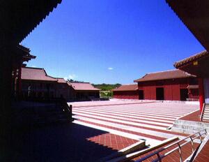 御庭｜正殿・北殿角から御庭全景のメイン画像