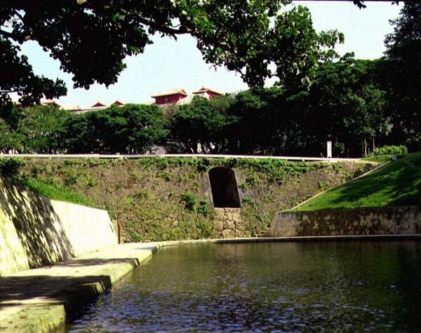 首里城全景｜龍潭より首里城を望む
