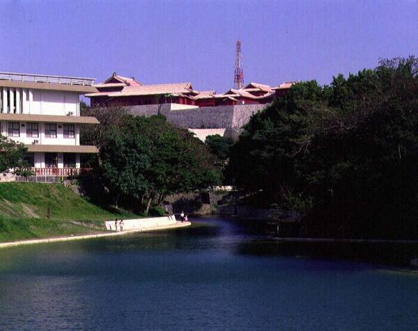 首里城全景｜龍潭から首里城方面