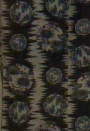 縦に走る雷と、雪輪、雪輪の中の龍と菊