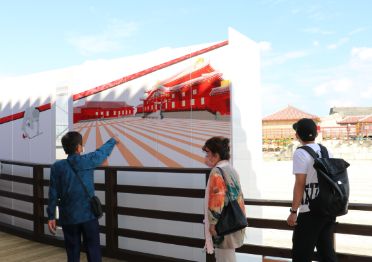 正殿遺構の覆屋と公開用仮設デッキ