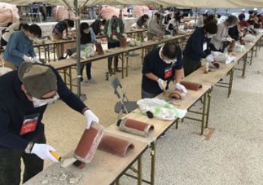 首里城赤瓦漆喰はがしボランティア