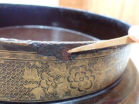 木地が露出している箇所への刻苧を充填する作業