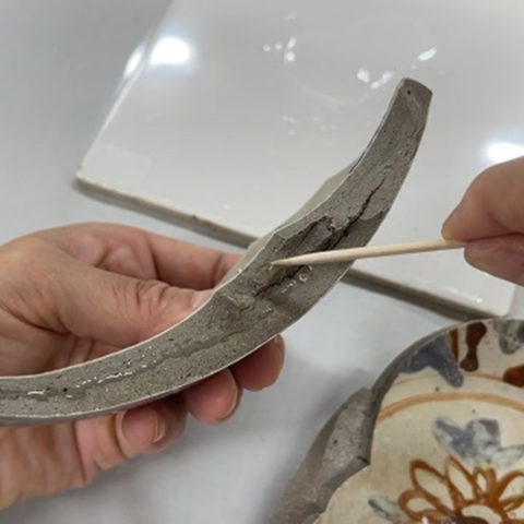 破片の接合（１）：エポキシ系樹脂を用いる