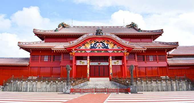 首里城正殿　漆塗り直し完了！